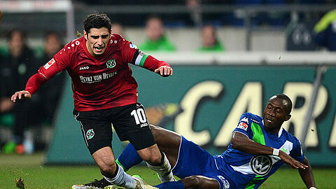 Hannover 96 - VfL Wolfsburg am 06.12.2014 in der HDI-Arena in Hannover (Niedersachsen). Hannovers Lars Stindl (l) und Wolfsburgs Josuha Guilavogui kämpfen um den Ball.