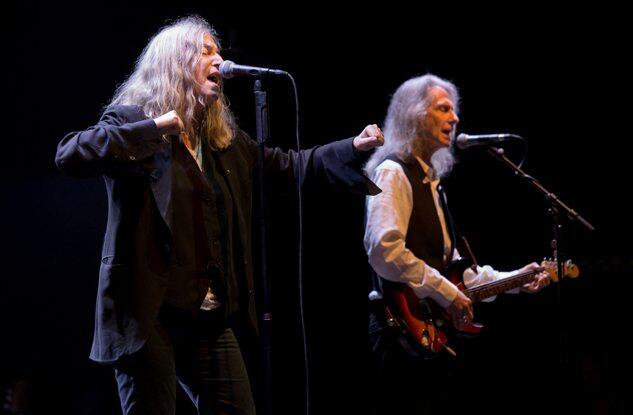Mit ihrer Band, im Hintergrund Gitarrist Lenny Kaye, spielt sie das komplette Album "Horses" von 1975.