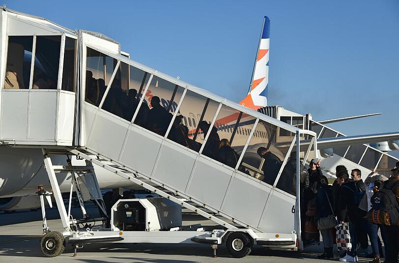 Abgelehnte Asylbewerber aus Albanien und dem Kosovo betreten auf dem Kassel-Airport in Calden (Hessen) über die Gangway den Flieger.