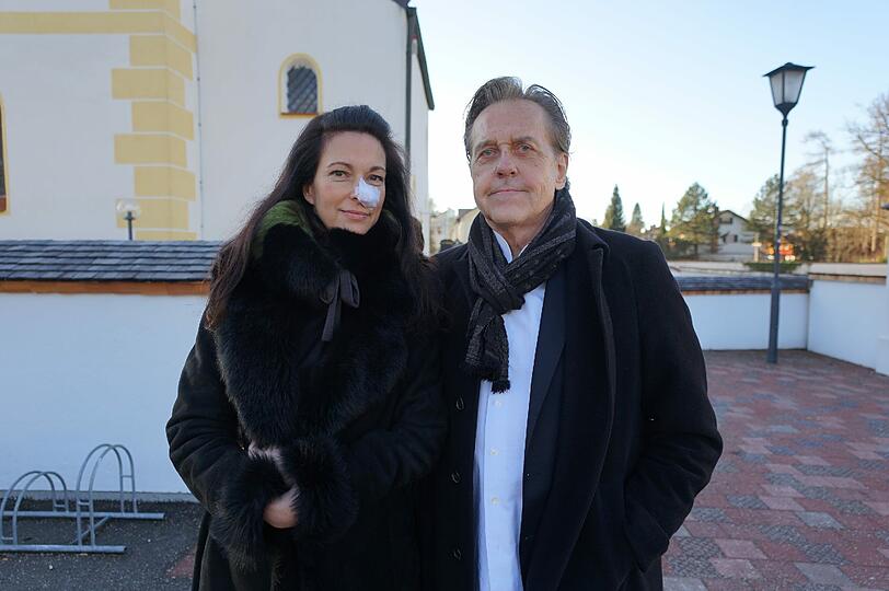 ... und Honorarkonsul Wolfgang Tumulka mit Frau Bella... Bilder zur Beerdigung von Wolfgang Lippert...