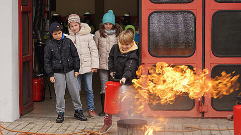 Auch den richtigen Umgang mit dem Feuerlöscher lernen die Kinder bei der Brandschutzerziehung der Freiwillige Feuerwehr &ndash; so wissen sie im Ernstfall schon wie es geht.