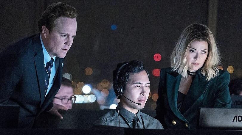 Chief of Staff Patch Darrgh (Arlo Sabian, l) und Dr. Updale (Marisa Tomei, r) in "The First Purge".