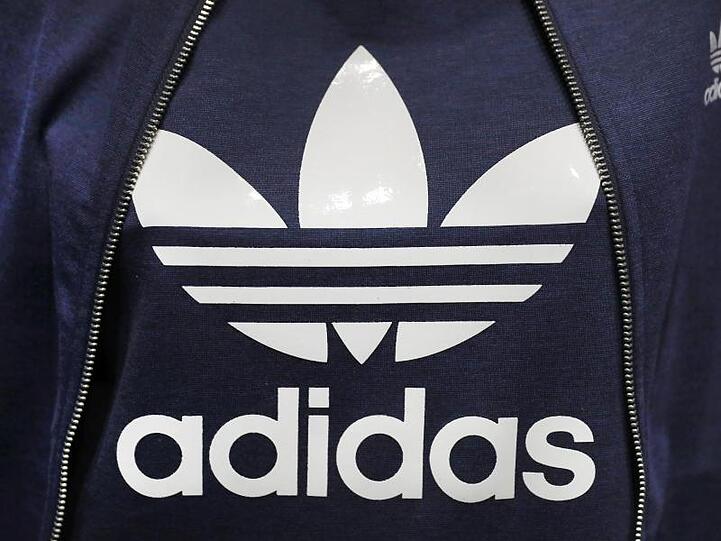 Logo des Sportartikelherstellers Adidas. Foto: Daniel Karmann/Archivbild