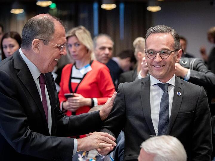 Heiko Maas wird zu Beginn des Ministertreffens des Europarats in Helsinki von Sergej Lawrow, dem Außenminister Russlands, begüßt.