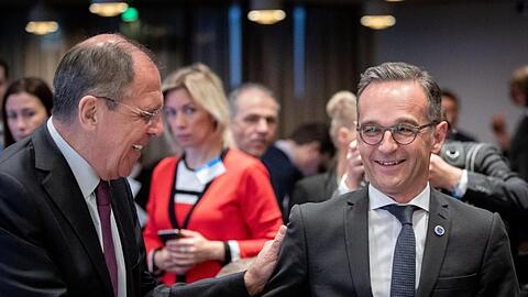 Heiko Maas wird zu Beginn des Ministertreffens des Europarats in Helsinki von Sergej Lawrow, dem Außenminister Russlands, begüßt.