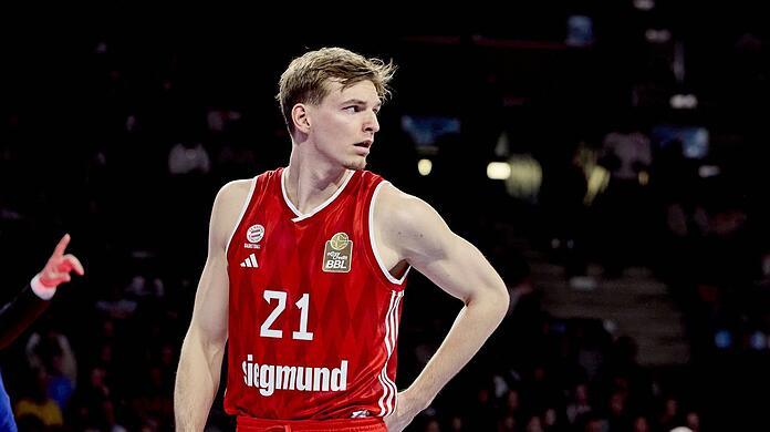 Vertrauensvorschuss: Dass Gordon Herbert auf Justus Hollatz (oben) baut, ist gleich beim Debüt des neuen FCBB-Stars zu sehen.