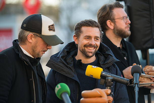 Laut Bill Kaulitz verdienen Thomas Schmitt (l.), Klaas Heufer-Umlauf (Mitte) und Jakob Lundt (r.) als Hosts des Podcasts "Baywatch Berlin" viel Geld. Laut Bill Kaulitz verdienen Thomas Schmitt (l.), Klaas Heufer-Umlauf (Mitte) und Jakob Lundt (r.) als Hosts des Podcasts "Baywatch Berlin" viel Geld.