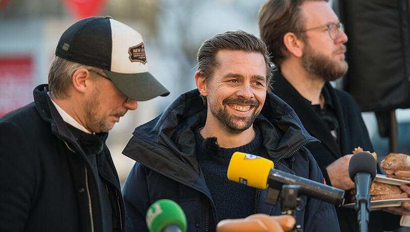 Laut Bill Kaulitz verdienen Thomas Schmitt (l.), Klaas Heufer-Umlauf (Mitte) und Jakob Lundt (r.) als Hosts des Podcasts "Baywatch Berlin" viel Geld. Laut Bill Kaulitz verdienen Thomas Schmitt (l.), Klaas Heufer-Umlauf (Mitte) und Jakob Lundt (r.) als Hosts des Podcasts "Baywatch Berlin" viel Geld.