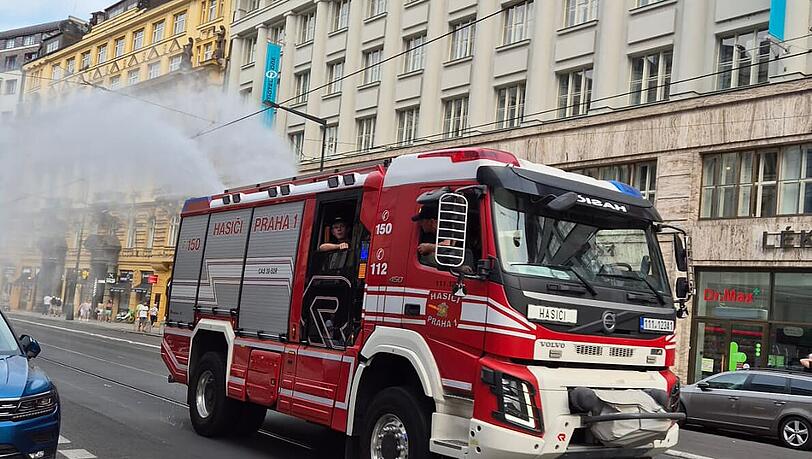 So sieht es aus, wenn die Feuerwehr in Prag für Abkühlung sorgt.