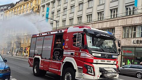 So sieht es aus, wenn die Feuerwehr in Prag für Abkühlung sorgt.