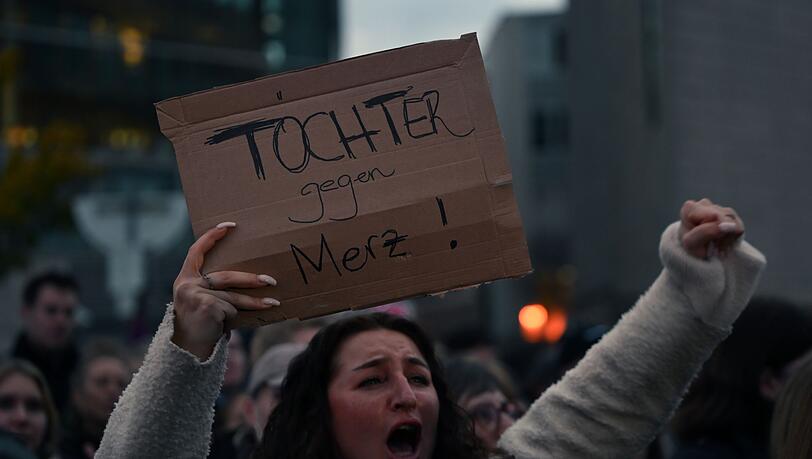Tausende Menschen beim Protest vor der CDU-Zentrale.