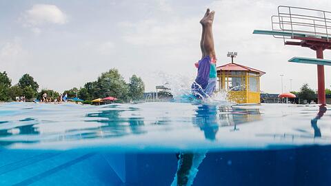 F&uuml;r den perfekten Tag im Schwimmbad braucht es auch die richtige Ausr&uuml;stung, die  in diesem Monat g&uuml;nstiger ist als noch im Jahr zuvor. (Symbolbild)