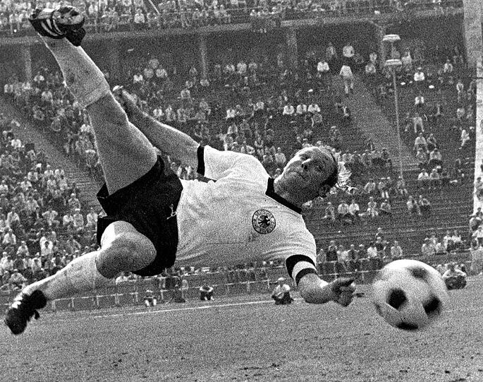 Hier fliegt "Uns Uwe" beim Länderspiel der Deutschen Nationalelf im Mai 1970 gegen Irland durch die Luft. Insgesamt bestritt Seeler zwischen 1954 und 1970 72 Länderspiele für den DFB und erzielte dabei 43 Tore.