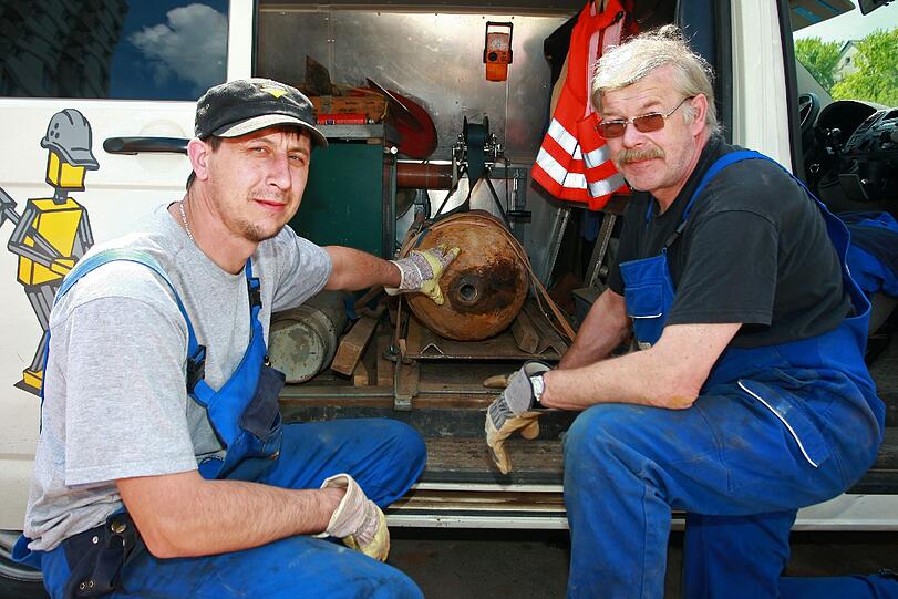 Die Sprengmeister Michael Weiss (l) und Dietmar Penkawa zeigen auf eine zuvor entschärfte Fliegerbombe.
