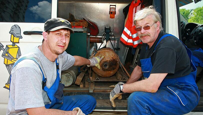 Die Sprengmeister Michael Weiss (l) und Dietmar Penkawa zeigen auf eine zuvor entschärfte Fliegerbombe. Die Sprengmeister Michael Weiss (l) und Dietmar Penkawa zeigen auf eine zuvor entschärfte Fliegerbombe.