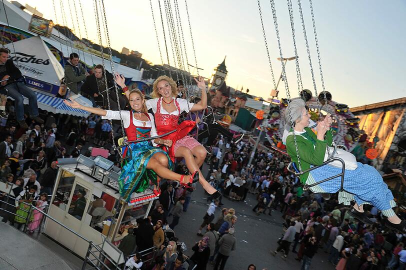 Sport mal anders: Sarah Valentina Winkhaus und Britta Hofmann von Sky-Sport im Karussell.