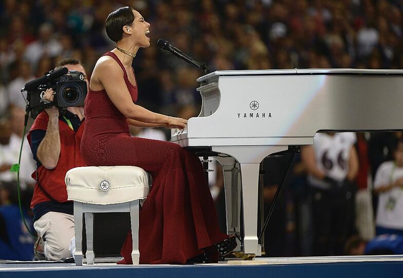 Bei Barack Obamas Amtseinführung im Januar hatte Kollegin Beyoncé Knowles sie gesungen - und war danach stark kritisiert worden, weil sie Playback vor dem Millionenpublikum sang.