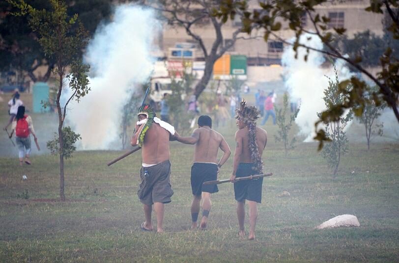 Straßenschlachten zwischen Ureinwohnern und gepanzerten Polizeieinheiten in Brasília: Die irren Bilder.