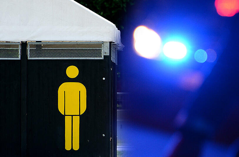 Ein Exhibitionist hat auf dem Freisinger Volksfest nackt und gefesselt auf ein Sex-Abenteuer gehofft.