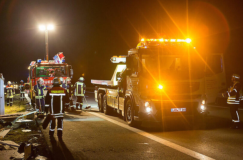 Bilder vom Unfallort in Altdorf: Auf der A3 kollidierte ein Wagen mit einem Wohnmobil, welches vollkommen zerfetzt wurde.