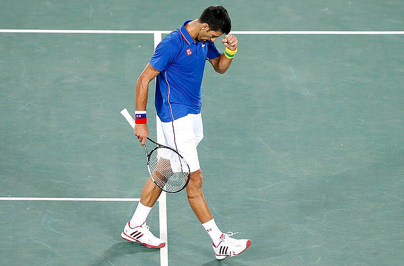 Tief enttäuscht schleicht Novak Djokovic vom Platz nach seiner Pleite gegen Juan-Martin del Potro.
