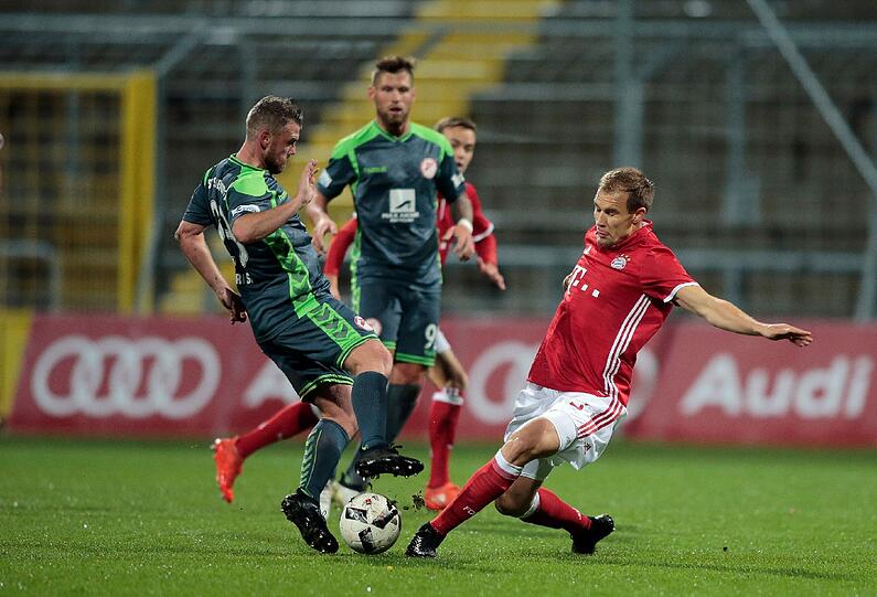 Voller Einsatz bei den Amateuren: Holger Badstuber (r.) grätscht gegen Marco Christ vom SV Seligenporten.