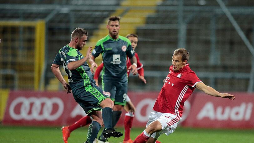 Voller Einsatz bei den Amateuren: Holger Badstuber (r.) grätscht gegen Marco Christ vom SV Seligenporten. Voller Einsatz bei den Amateuren: Holger Badstuber (r.) grätscht gegen Marco Christ vom SV Seligenporten.