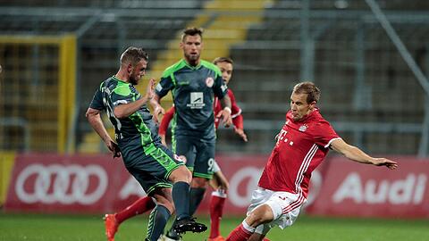 Voller Einsatz bei den Amateuren: Holger Badstuber (r.) grätscht gegen Marco Christ vom SV Seligenporten.