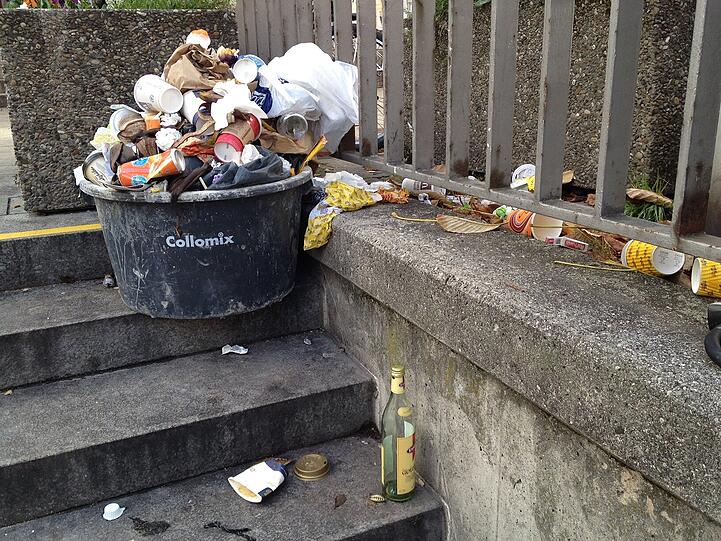 Alles andere als schön: Müll, Zigaretten, Alkoholflaschen.