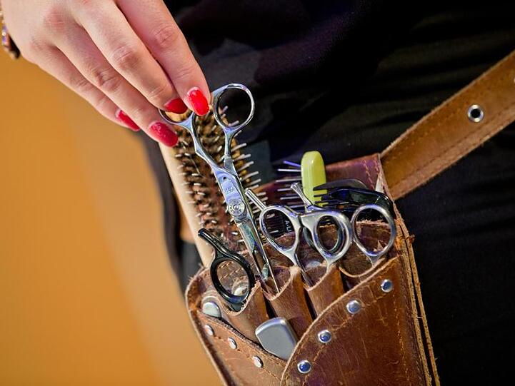Im Vergleich zum Vorjahr ist der Preis für einen Friseurbesuch bei Frauen um 9,2 Prozent, bei Männern um 8,0 Prozent gestiegen.