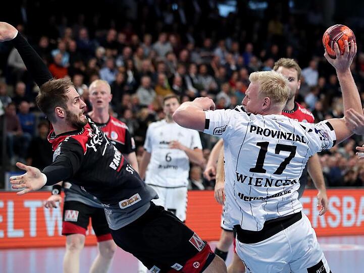 Der Erlanger Nico Büdel (l) versucht Kiels Patrick Wiencek im Angriff zu blockieren.