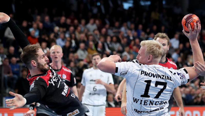 Der Erlanger Nico Büdel (l) versucht Kiels Patrick Wiencek im Angriff zu blockieren. Der Erlanger Nico Büdel (l) versucht Kiels Patrick Wiencek im Angriff zu blockieren.