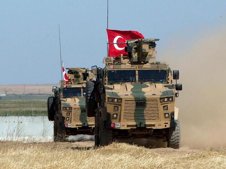 Gepanzerte Militärfahrzeuge der türkischen Streitkräfte auf der syrischen Seite der Grenze zur Türkei.