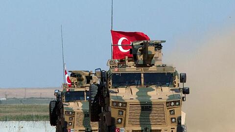 Gepanzerte Militärfahrzeuge der türkischen Streitkräfte auf der syrischen Seite der Grenze zur Türkei.