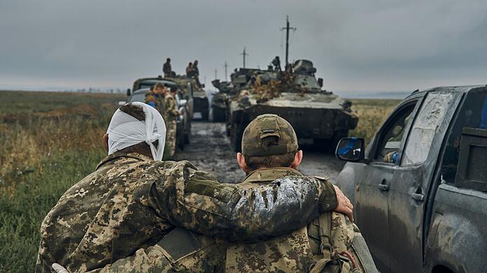 Der Blitzvorstoß der ukrainischen Truppen zwingt russische Truppen, sich aus ukrainischen Gebieten zurückzuziehen.