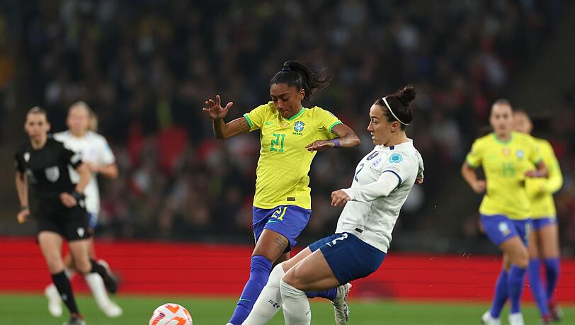 Die Engländerinnen um Lucy Bronze (r) setzten sich gegen Brasilien durch. Die Engländerinnen um Lucy Bronze (r) setzten sich gegen Brasilien durch.