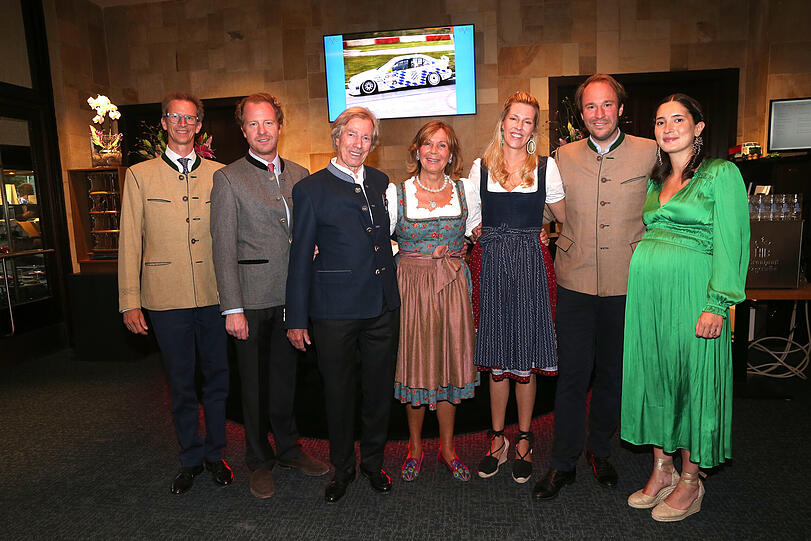 Große Familie: Leopold Prinz von Bayern (M.) mit seiner Frau Uschi und den (Schwieger-)Kindern (v. l.) Manuel Prinz von Bayern, Christian Dienst, Felipa Prinzessin von Bayern, Konstantin Prinz von Bayern und dessen Frau Deniz in der Motorwelt.
