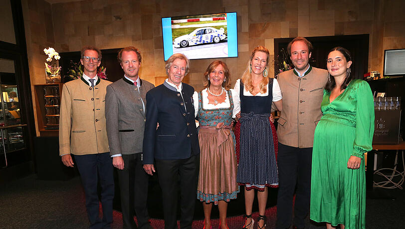 Große Familie: Leopold Prinz von Bayern (M.) mit seiner Frau Uschi und den (Schwieger-)Kindern (v. l.) Manuel Prinz von Bayern, Christian Dienst, Felipa Prinzessin von Bayern, Konstantin Prinz von Bayern und dessen Frau Deniz in der Motorwelt. Große Familie: Leopold Prinz von Bayern (M.) mit seiner Frau Uschi und den (Schwieger-)Kindern (v. l.) Manuel Prinz von Bayern, Christian Dienst, Felipa Prinzessin von Bayern, Konstantin Prinz von Bayern und dessen Frau Deniz in der Motorwelt.