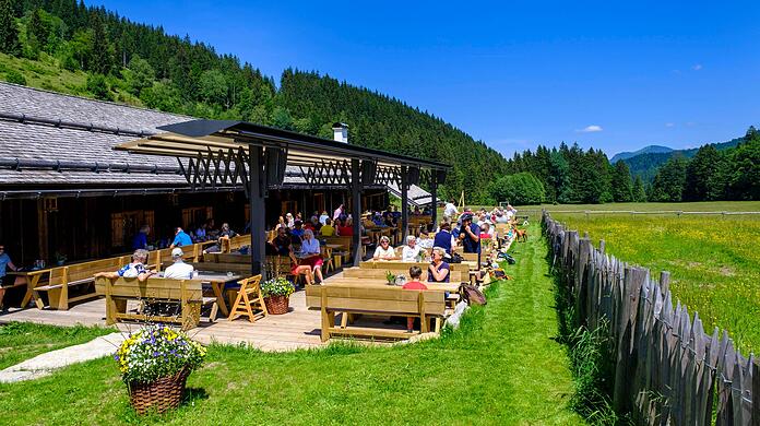 Knapp 250 Euro pro Gericht und Luxus-Sause: Vielen stößt sauer auf, dass die Saurüsselalm mitunter nur noch für ein gehobenes Publikum geöffnet wird.