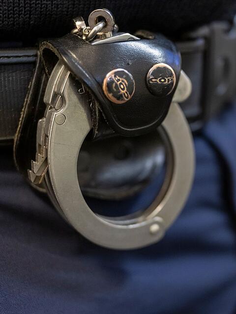 Im Rahmen der Fahndung machte die Polizei den 21-J&auml;hrigen in der N&auml;he des Tatorts ausfindig und nahm ihn vorl&auml;ufig fest. (Symbolbild)