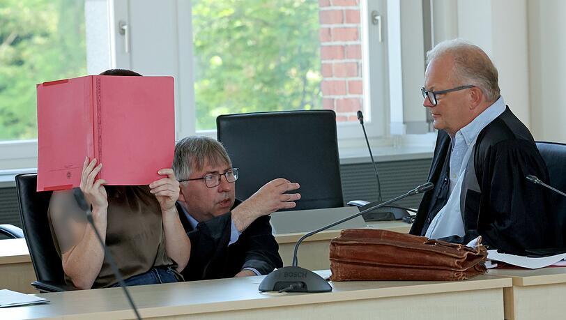 Die Angeklagte (l-r), wird von den Rechtsanwälten Andreas Ohm und Thomas Löcker verteidigt. Die Angeklagte (l-r), wird von den Rechtsanwälten Andreas Ohm und Thomas Löcker verteidigt.