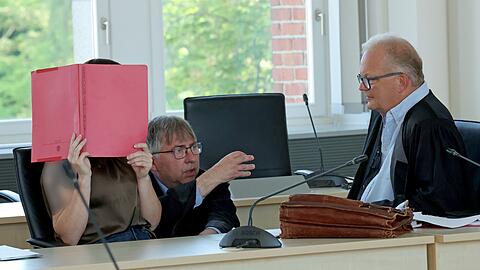 Die Angeklagte (l-r), wird von den Rechtsanw&auml;lten Andreas Ohm und Thomas L&ouml;cker verteidigt.