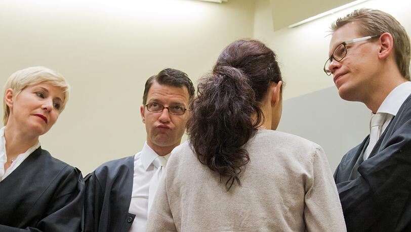 Beate Zschäpe, die Hauptangeklagte im NSU-Prozess, mit ihren Anwälten Anja Sturm (l-r), Wolfgang Stahl und Wolfgang Heer. Beate Zschäpe, die Hauptangeklagte im NSU-Prozess, mit ihren Anwälten Anja Sturm (l-r), Wolfgang Stahl und Wolfgang Heer.