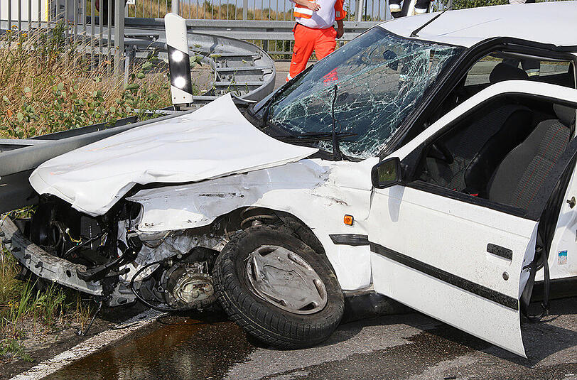 Bilder vom Unfall in Ampfing. Ein 29-jähriger Mann überfuhr ein "Stop"-Schild und kollidierte mit einem anderen Wagen. Danach entfernte er sich vom Unfallort.