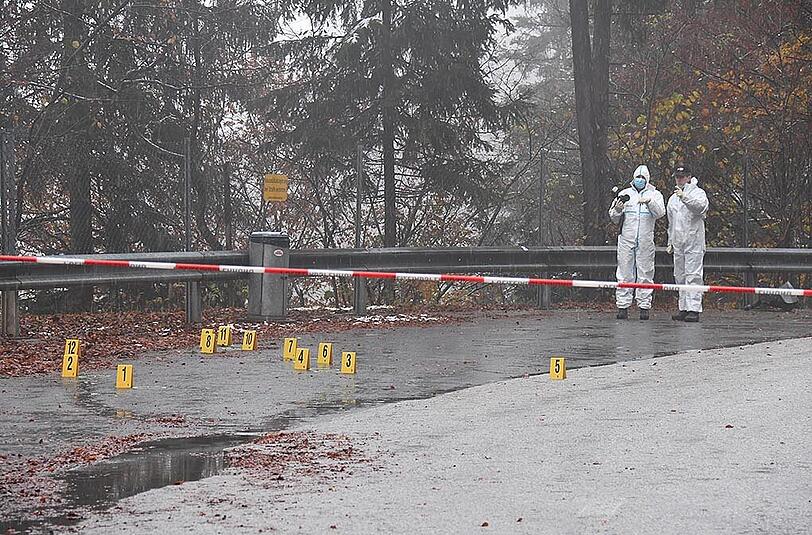 Spurensicherer am Tatort in Söll. Der Grieche war regelrecht hingerichtet worden.