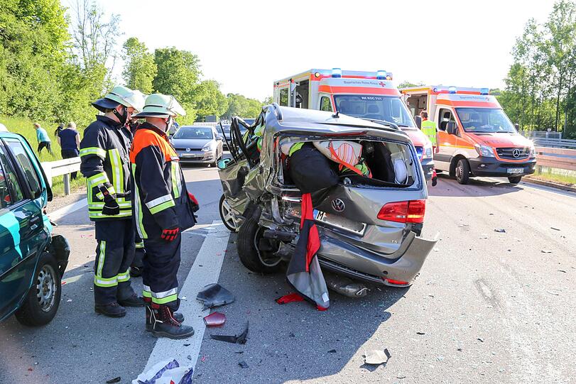 Der Autobahnabschnitt ist mit Schrott-Teilen übersät - die Bilder von der Unfallstelle auf der A95 Richtung Garmisch.