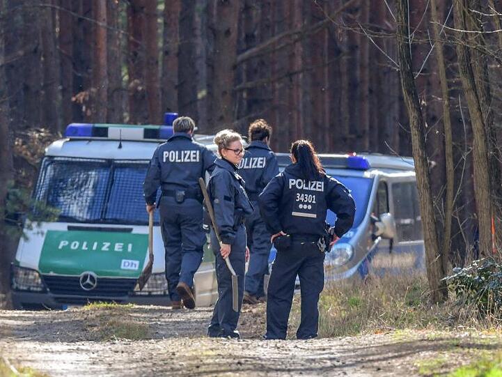 Auf der Suche nach der seit gut zwei Wochen verschwundenen Rebecca hat die Polizei eine großangelegte Suchaktion in Brandenburg eingeleitet.