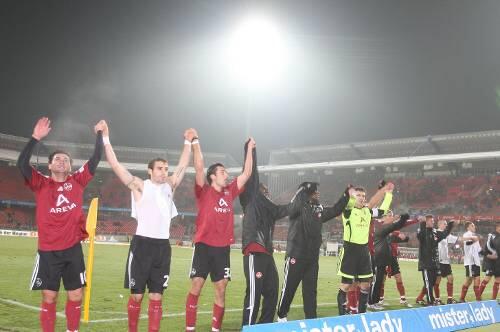 Oh, du Fröhliche! So ausgelassen feierten die Club-Stars ihren 4:0-Sieg gegen Rostock.