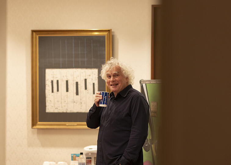 SImon Rattle in der Garderobe.