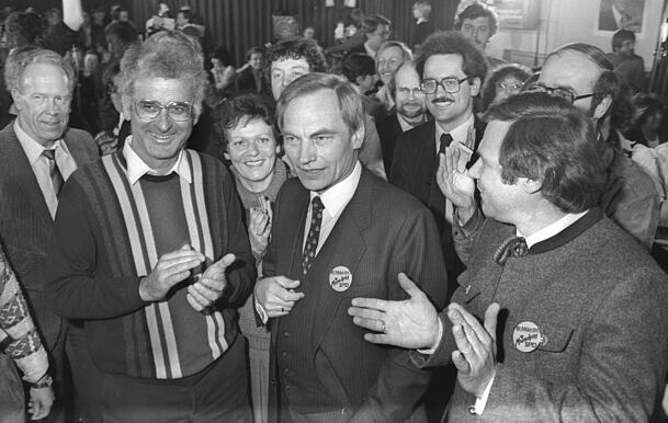 Am Abend von Schorsch Kronawitters Wahl 1984: Hahnzog links neben dem OB, hinter ihm der junge Christian Ude Am Abend von Schorsch Kronawitters Wahl 1984: Hahnzog links neben dem OB, hinter ihm der junge Christian Ude